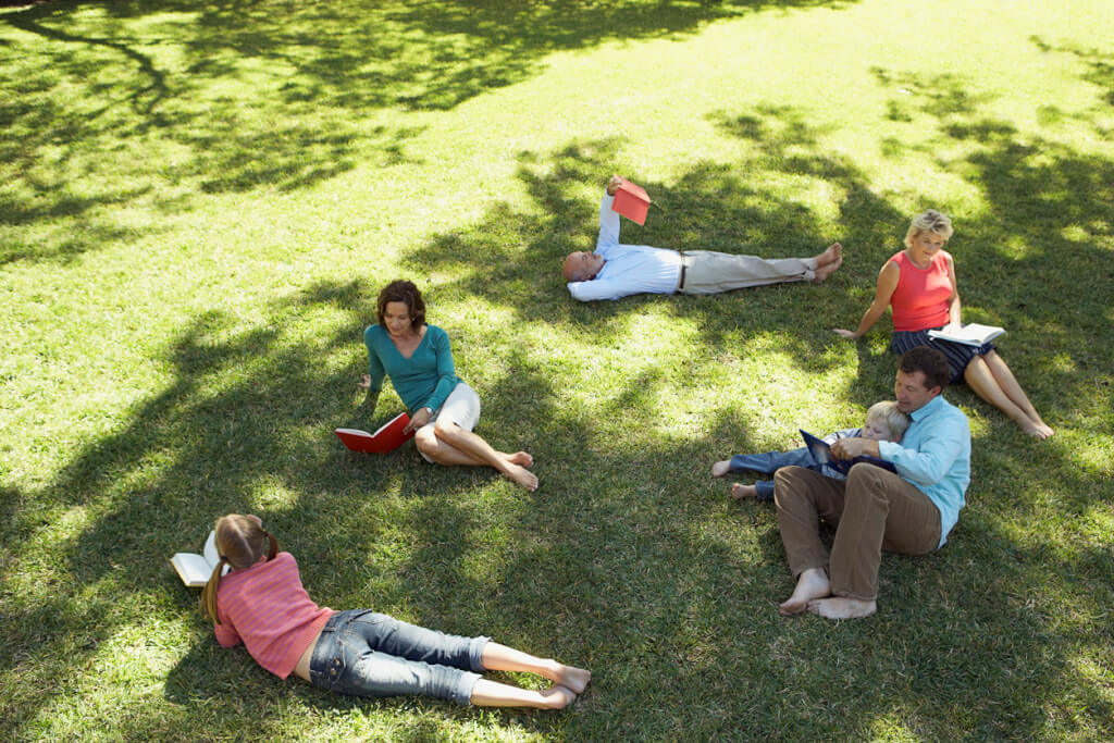 Friends reading