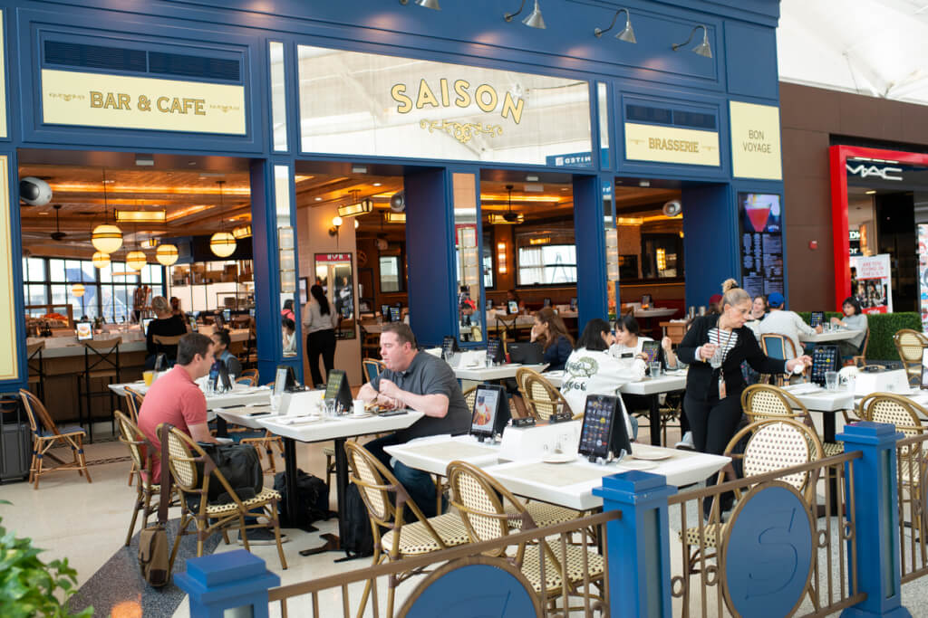 მოგზაურები სადილობენ რესტორან Saison-ში ნიუარკის საერთაშორისო აეროპორტში